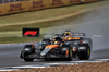 GP GRAN BRETAGNA, Oscar Piastri (AUS) McLaren MCL39 davanti a Max Verstappen (NLD) Red Bull Racing RB21 behind the Mercedes FIA Safety Car.

06.07.2025. Formula 1 World Championship, Rd 12, British Grand Prix, Silverstone, England, Gara Day.

 - www.xpbimages.com, EMail: requests@xpbimages.com © Copyright: Rew / XPB Images
