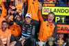 GP GRAN BRETAGNA, Gara winner Lando Norris (GBR) McLaren celebrates with Zak Brown (USA) McLaren Executive Director e the team.

06.07.2025. Formula 1 World Championship, Rd 12, British Grand Prix, Silverstone, England, Gara Day.

- www.xpbimages.com, EMail: requests@xpbimages.com © Copyright: Moy / XPB Images