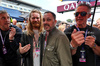 GP GRAN BRETAGNA,  Dynamo (GBR) Magician e Sam Ryder (GBR) Singer on the grid.

06.07.2025. Formula 1 World Championship, Rd 12, British Grand Prix, Silverstone, England, Gara Day.

- www.xpbimages.com, EMail: requests@xpbimages.com © Copyright: Moy / XPB Images