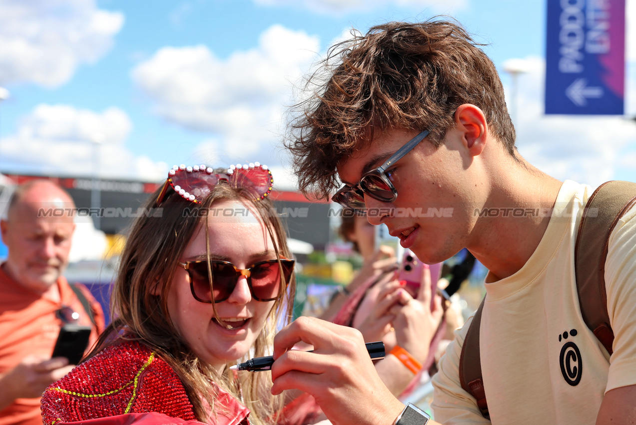 GP GRAN BRETAGNA, Oliver Bearman (GBR) Haas F1 Team with fans.

03.07.2025. Formula 1 World Championship, Rd 12, British Grand Prix, Silverstone, England, Preparation Day.

 - www.xpbimages.com, EMail: requests@xpbimages.com © Copyright: Rew / XPB Images