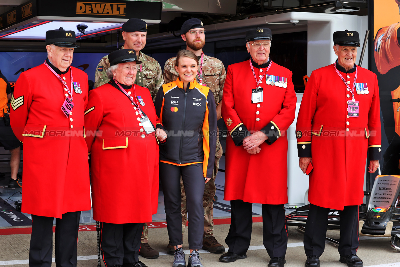 GP GRAN BRETAGNA, Paddock Atmosfera - Chelsea Pensioners with McLaren F1 Team.

03.07.2025. Formula 1 World Championship, Rd 12, British Grand Prix, Silverstone, England, Preparation Day.

- www.xpbimages.com, EMail: requests@xpbimages.com © Copyright: Davenport / XPB Images