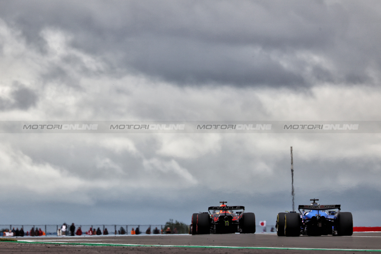GP GRAN BRETAGNA, Max Verstappen (NLD) Red Bull Racing RB21 davanti a Alexander Albon (THA) Atlassian Williams Racing FW47.

05.07.2025. Formula 1 World Championship, Rd 12, British Grand Prix, Silverstone, England, Qualifiche Day.

- www.xpbimages.com, EMail: requests@xpbimages.com © Copyright: Charniaux / XPB Images