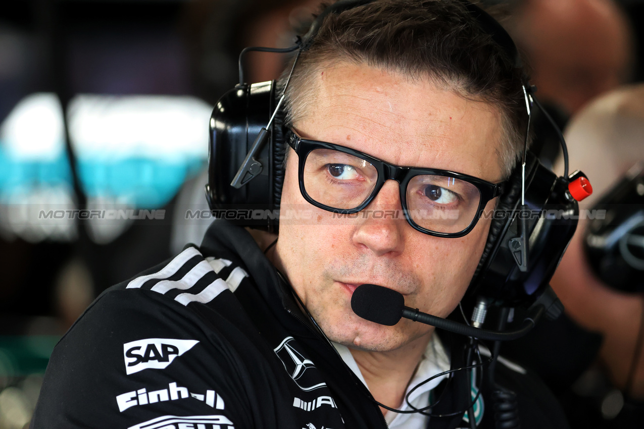GP GRAN BRETAGNA, Peter Bonnington (GBR) Mercedes AMG F1 Gara Engineer.

05.07.2025. Formula 1 World Championship, Rd 12, British Grand Prix, Silverstone, England, Qualifiche Day.

- www.xpbimages.com, EMail: requests@xpbimages.com © Copyright: Davenport / XPB Images