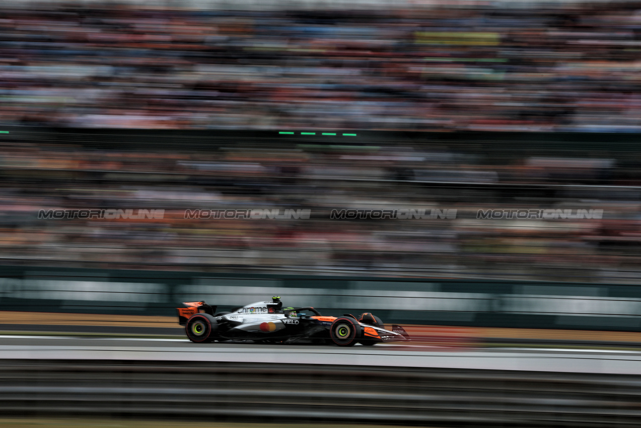 GP GRAN BRETAGNA, Lando Norris (GBR) McLaren MCL39.

05.07.2025. Formula 1 World Championship, Rd 12, British Grand Prix, Silverstone, England, Qualifiche Day.

- www.xpbimages.com, EMail: requests@xpbimages.com © Copyright: Charniaux / XPB Images