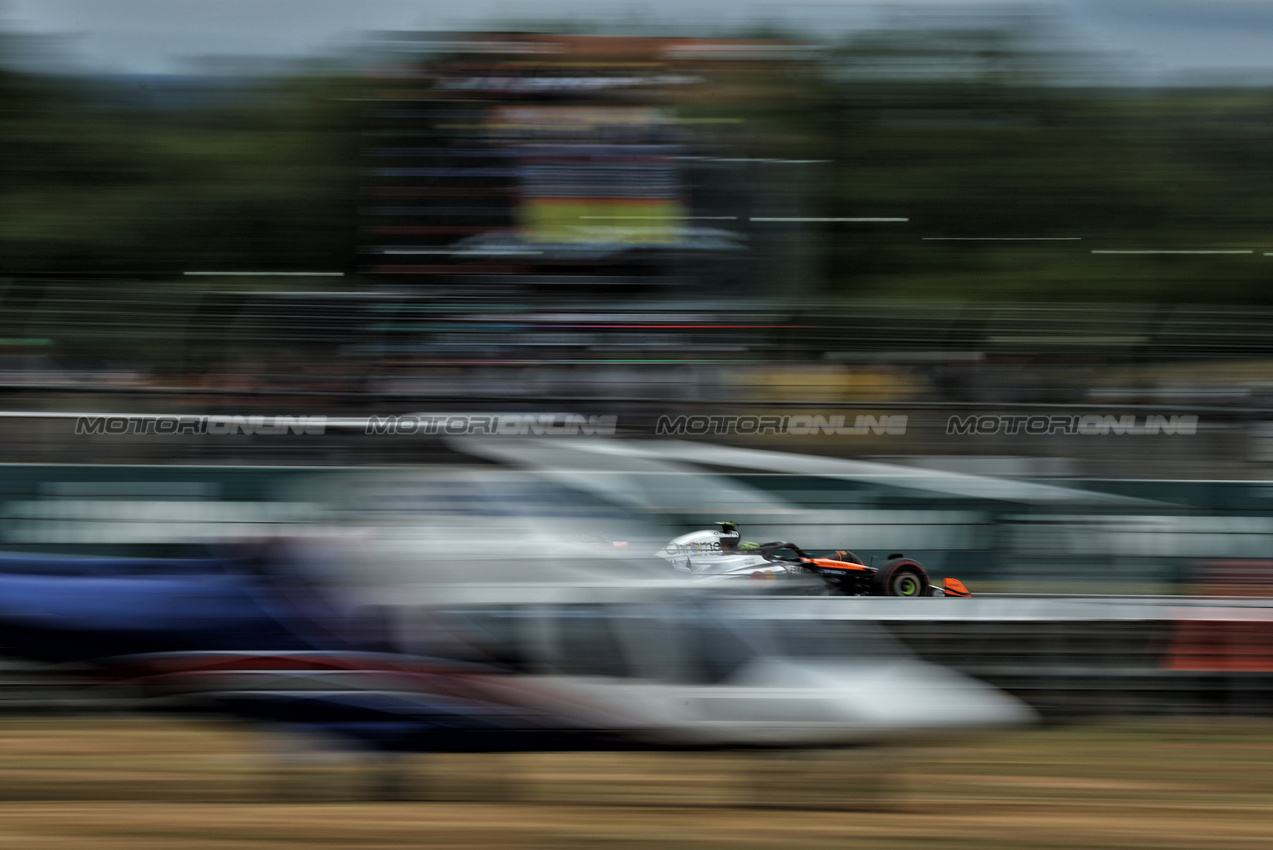GP GRAN BRETAGNA, Lando Norris (GBR) McLaren MCL39.

05.07.2025. Formula 1 World Championship, Rd 12, British Grand Prix, Silverstone, England, Qualifiche Day.

- www.xpbimages.com, EMail: requests@xpbimages.com © Copyright: Charniaux / XPB Images
