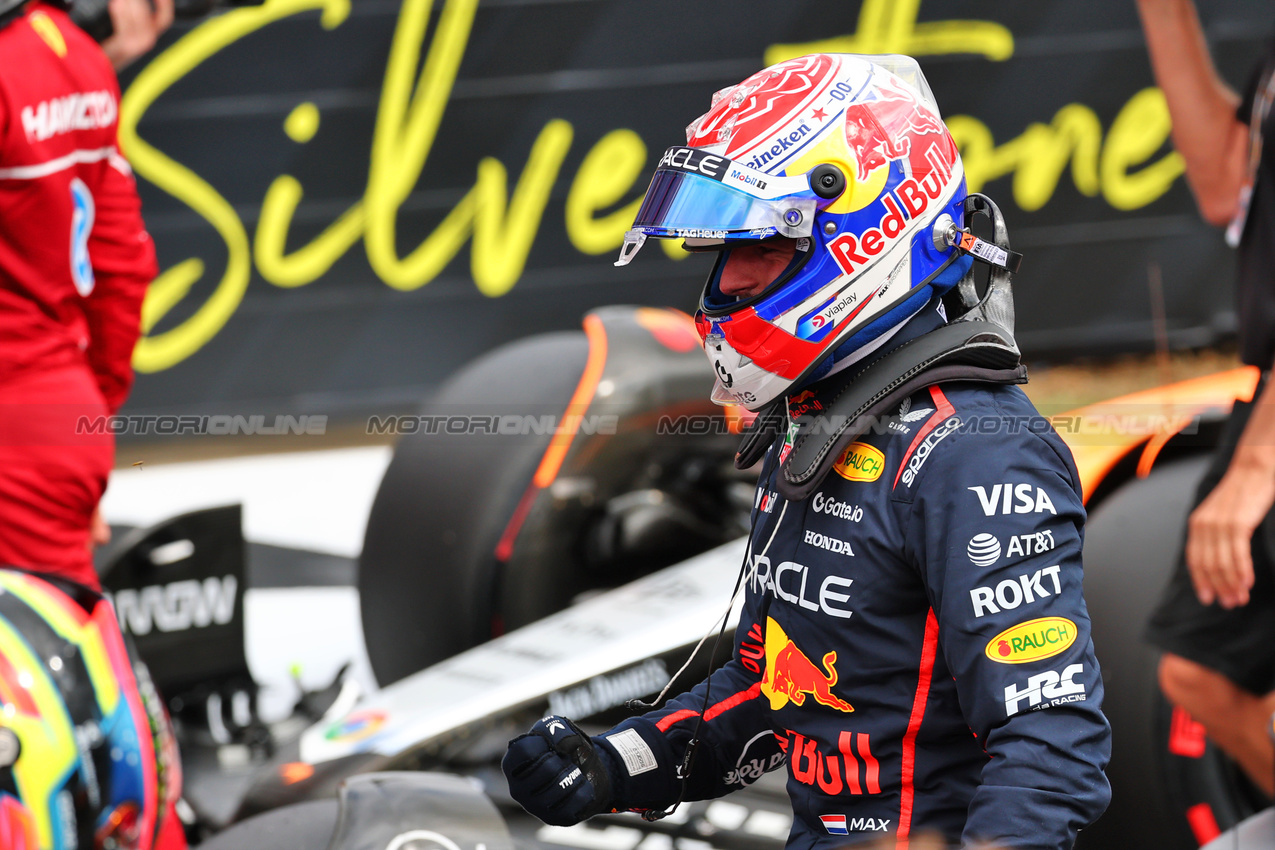 GP GRAN BRETAGNA, Max Verstappen (NLD) Red Bull Racing celebrates his pole position in qualifying parc ferme.

05.07.2025. Formula 1 World Championship, Rd 12, British Grand Prix, Silverstone, England, Qualifiche Day.

- www.xpbimages.com, EMail: requests@xpbimages.com © Copyright: Batchelor / XPB Images
