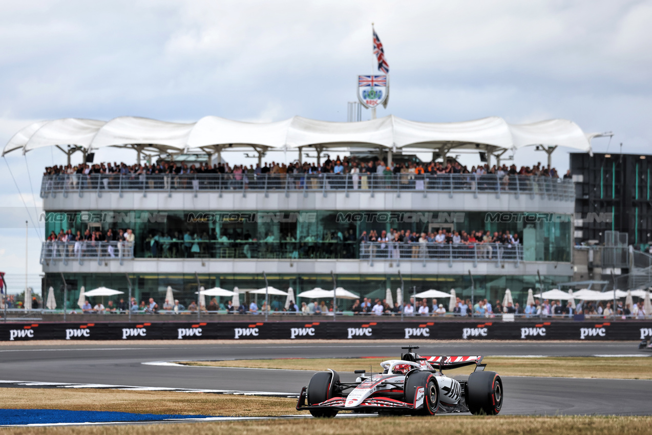 GP GRAN BRETAGNA, Esteban Ocon (FRA) Haas VF-25.

05.07.2025. Formula 1 World Championship, Rd 12, British Grand Prix, Silverstone, England, Qualifiche Day.

 - www.xpbimages.com, EMail: requests@xpbimages.com © Copyright: Rew / XPB Images