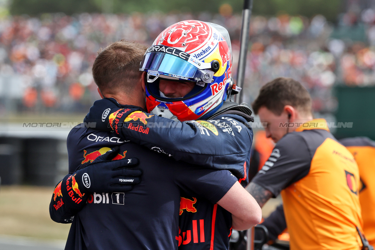 GP GRAN BRETAGNA, Max Verstappen (NLD) Red Bull Racing celebrates his pole position in qualifying parc ferme.

05.07.2025. Formula 1 World Championship, Rd 12, British Grand Prix, Silverstone, England, Qualifiche Day.

- www.xpbimages.com, EMail: requests@xpbimages.com © Copyright: Moy / XPB Images