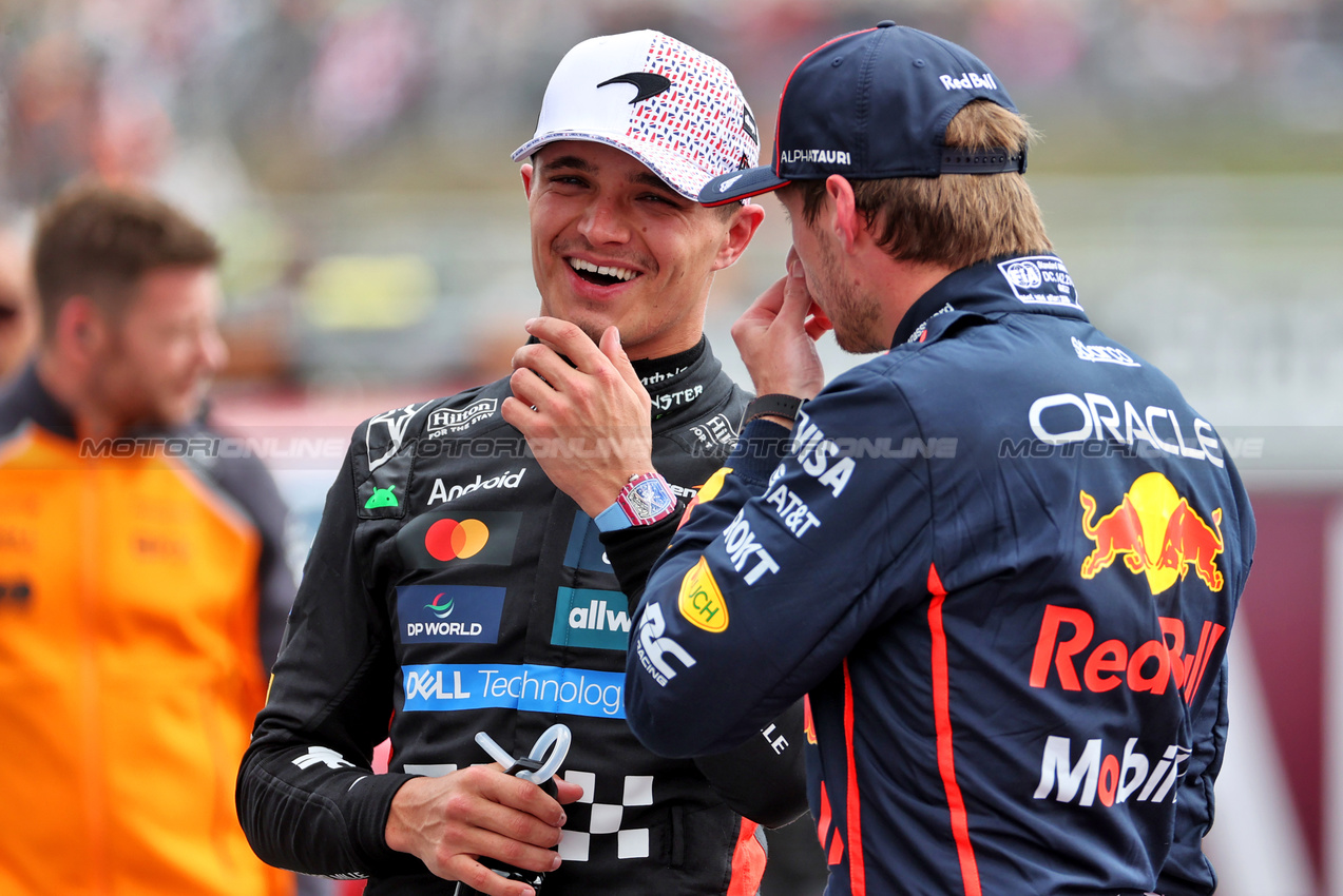 GP GRAN BRETAGNA, (L to R): Lando Norris (GBR) McLaren with Max Verstappen (NLD) Red Bull Racing in qualifying parc ferme.

05.07.2025. Formula 1 World Championship, Rd 12, British Grand Prix, Silverstone, England, Qualifiche Day.

- www.xpbimages.com, EMail: requests@xpbimages.com © Copyright: Davenport / XPB Images
