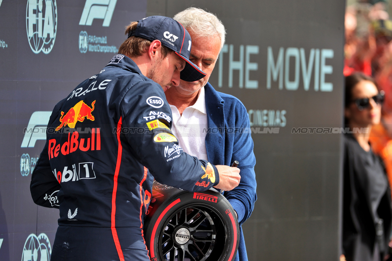 GP GRAN BRETAGNA, (L to R): Max Verstappen (NLD) Red Bull Racing receives the Pirelli Pole Position Award from Jose Mourinho (POR) Football Manager in qualifying parc ferme.

05.07.2025. Formula 1 World Championship, Rd 12, British Grand Prix, Silverstone, England, Qualifiche Day.

- www.xpbimages.com, EMail: requests@xpbimages.com © Copyright: Davenport / XPB Images