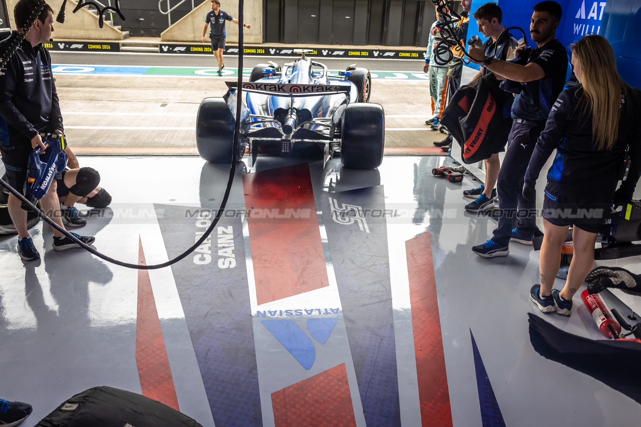 GP GRAN BRETAGNA, Carlos Sainz (ESP) Atlassian Williams Racing FW47 leaves the pits.

05.07.2025. Formula 1 World Championship, Rd 12, British Grand Prix, Silverstone, England, Qualifiche Day.

- www.xpbimages.com, EMail: requests@xpbimages.com © Copyright: Davenport / XPB Images