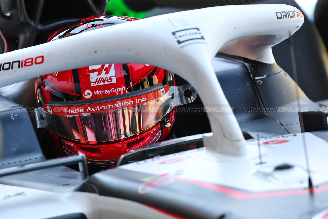 GP GRAN BRETAGNA, Esteban Ocon (FRA) Haas VF-25.

04.07.2025. Formula 1 World Championship, Rd 12, British Grand Prix, Silverstone, England, Practice Day.

- www.xpbimages.com, EMail: requests@xpbimages.com © Copyright: Batchelor / XPB Images