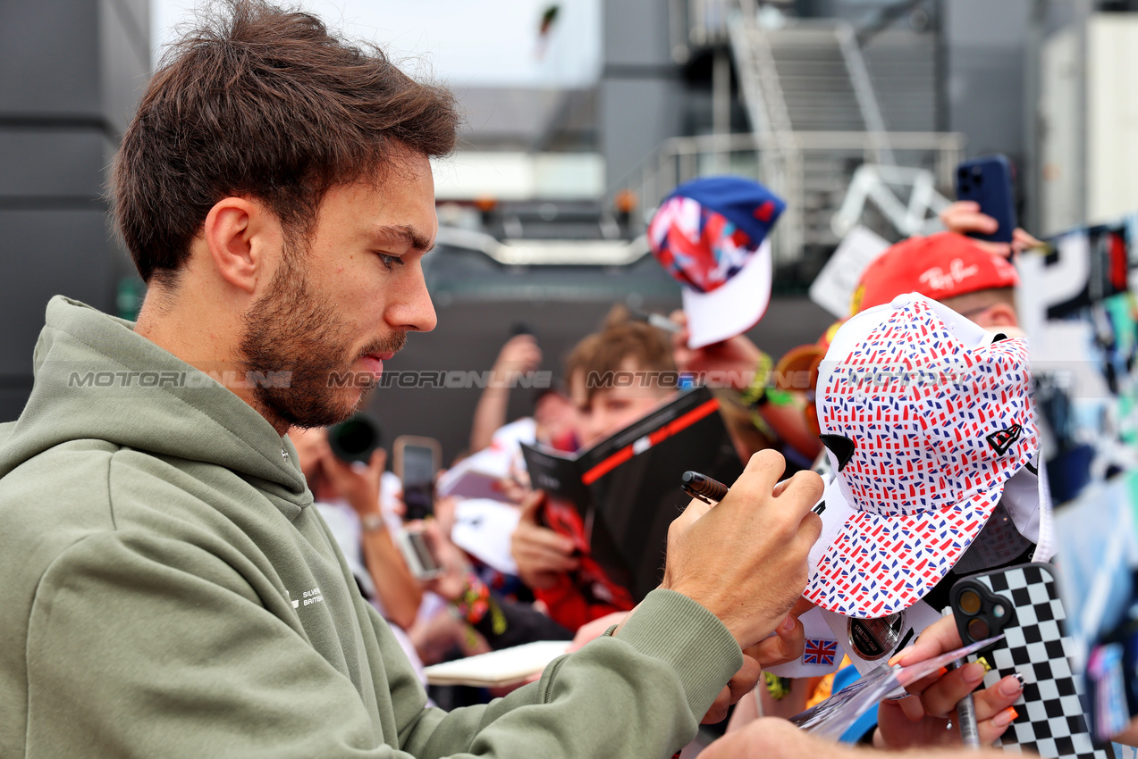 GP GRAN BRETAGNA, Pierre Gasly (FRA) Alpine F1 Team with fans.

04.07.2025. Formula 1 World Championship, Rd 12, British Grand Prix, Silverstone, England, Practice Day.

 - www.xpbimages.com, EMail: requests@xpbimages.com © Copyright: Rew / XPB Images
