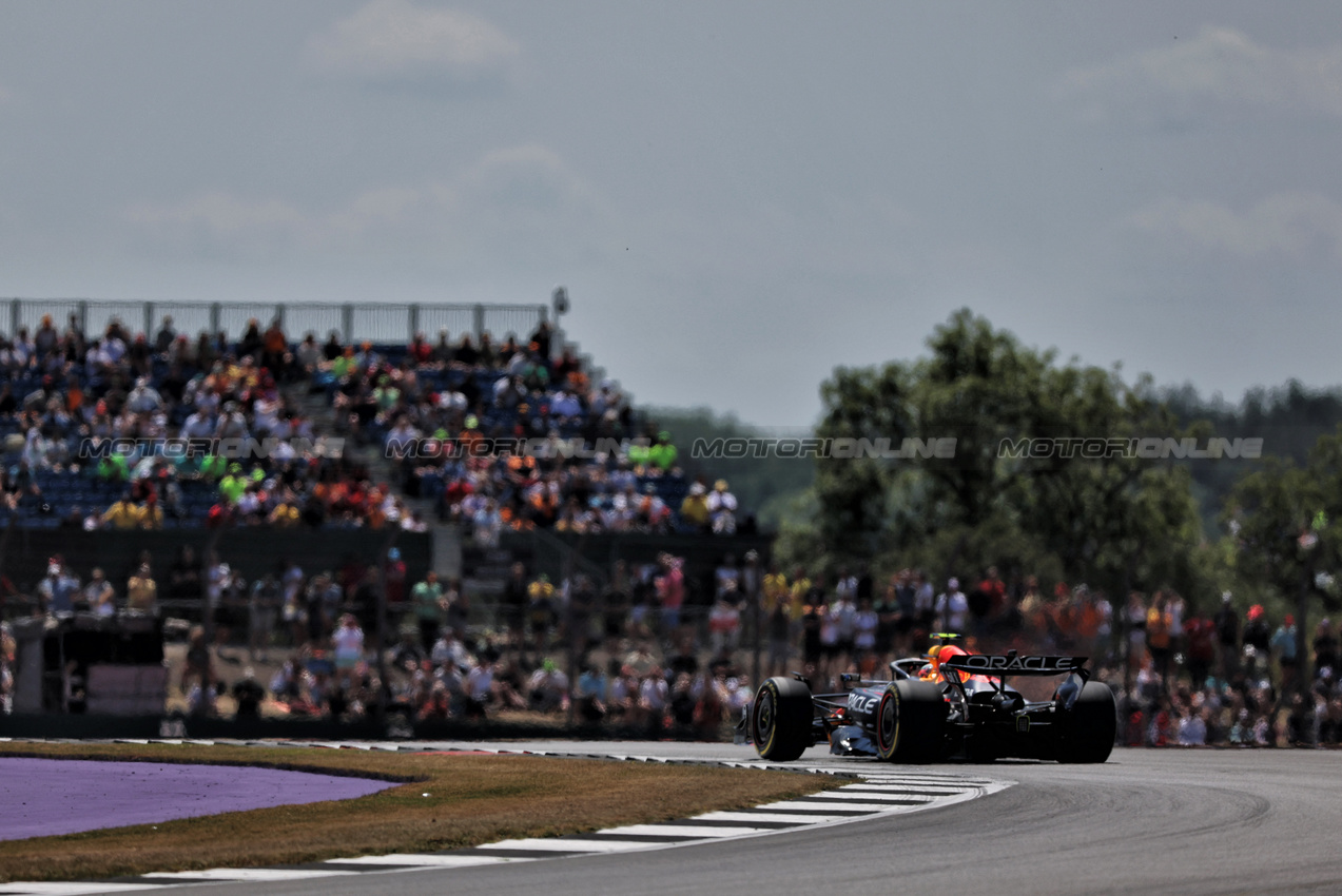 GP GRAN BRETAGNA, Arvid Lindblad (GBR) Red Bull Racing RB21 Red Bull Junior Driver.

04.07.2025. Formula 1 World Championship, Rd 12, British Grand Prix, Silverstone, England, Practice Day.

 - www.xpbimages.com, EMail: requests@xpbimages.com © Copyright: Rew / XPB Images