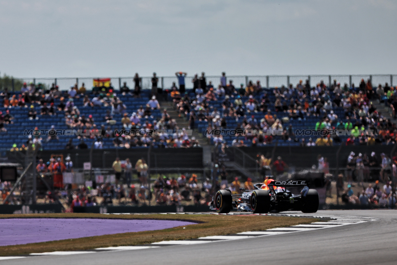 GP GRAN BRETAGNA, Max Verstappen (NLD) Red Bull Racing RB21.

04.07.2025. Formula 1 World Championship, Rd 12, British Grand Prix, Silverstone, England, Practice Day.

 - www.xpbimages.com, EMail: requests@xpbimages.com © Copyright: Rew / XPB Images