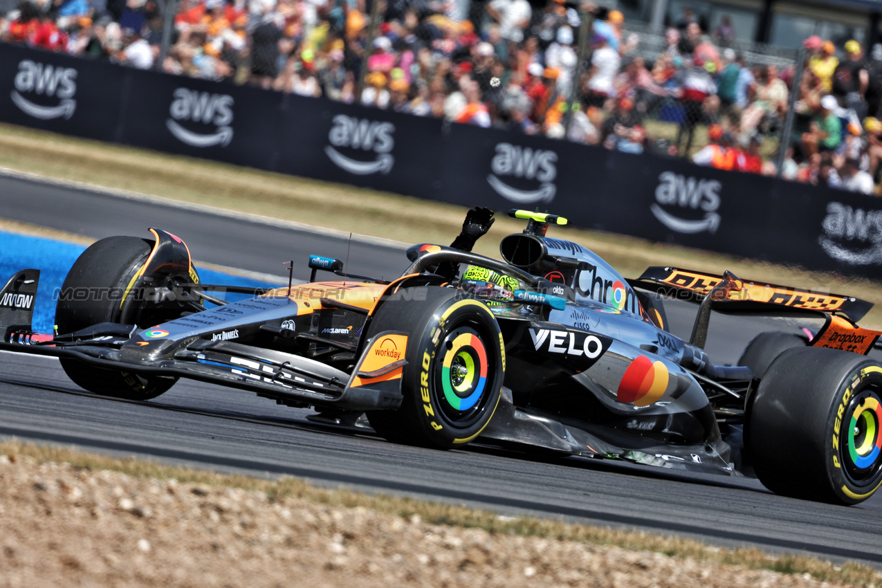 GP GRAN BRETAGNA, Lando Norris (GBR) McLaren MCL39.

04.07.2025. Formula 1 World Championship, Rd 12, British Grand Prix, Silverstone, England, Practice Day.

- www.xpbimages.com, EMail: requests@xpbimages.com © Copyright: Bearne / XPB Images