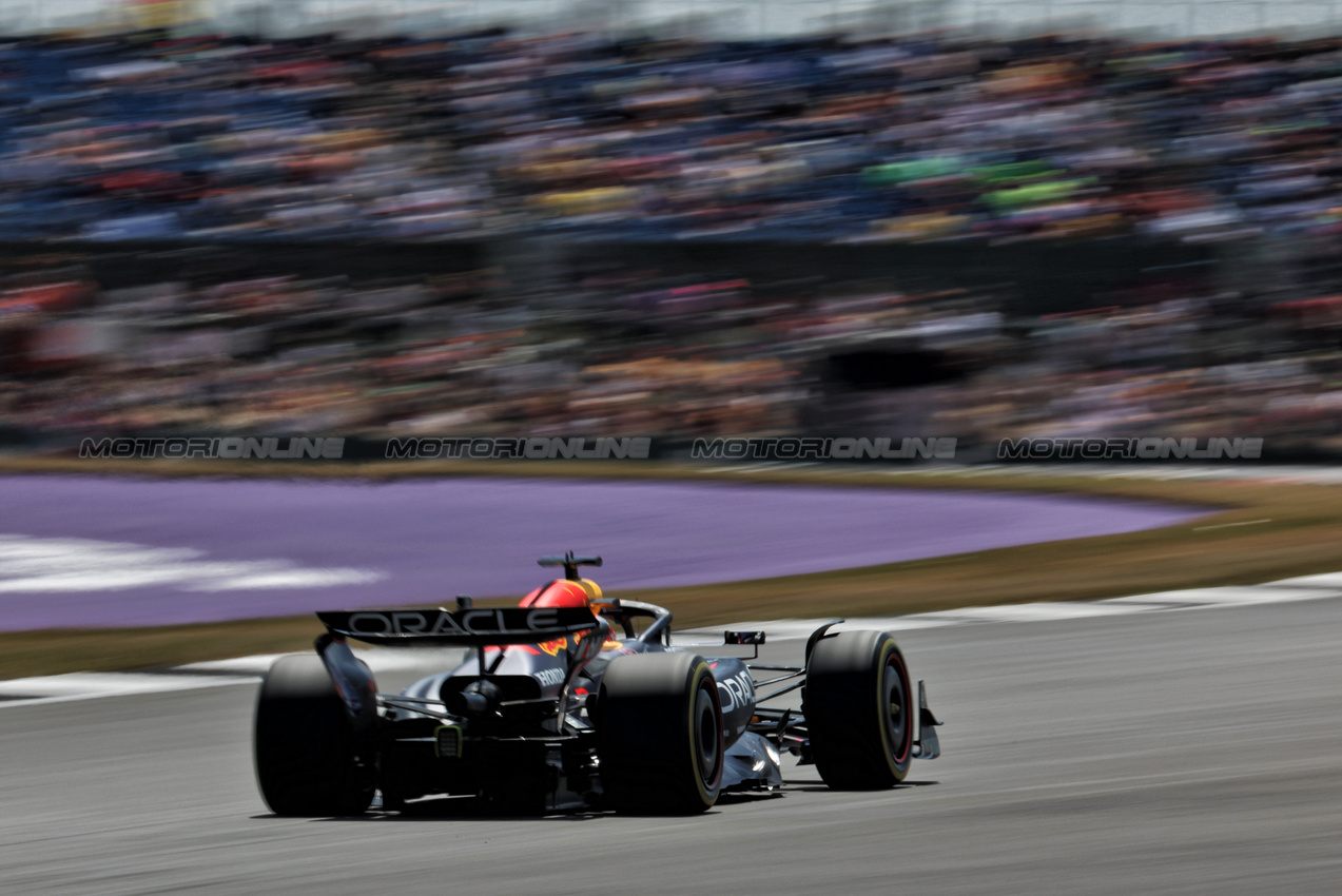 GP GRAN BRETAGNA, Max Verstappen (NLD) Red Bull Racing RB21.

04.07.2025. Formula 1 World Championship, Rd 12, British Grand Prix, Silverstone, England, Practice Day.

 - www.xpbimages.com, EMail: requests@xpbimages.com © Copyright: Rew / XPB Images