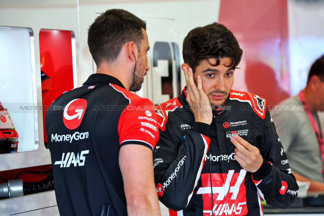 GP GRAN BRETAGNA, Esteban Ocon (FRA) Haas F1 Team.

04.07.2025. Formula 1 World Championship, Rd 12, British Grand Prix, Silverstone, England, Practice Day.

- www.xpbimages.com, EMail: requests@xpbimages.com © Copyright: Batchelor / XPB Images