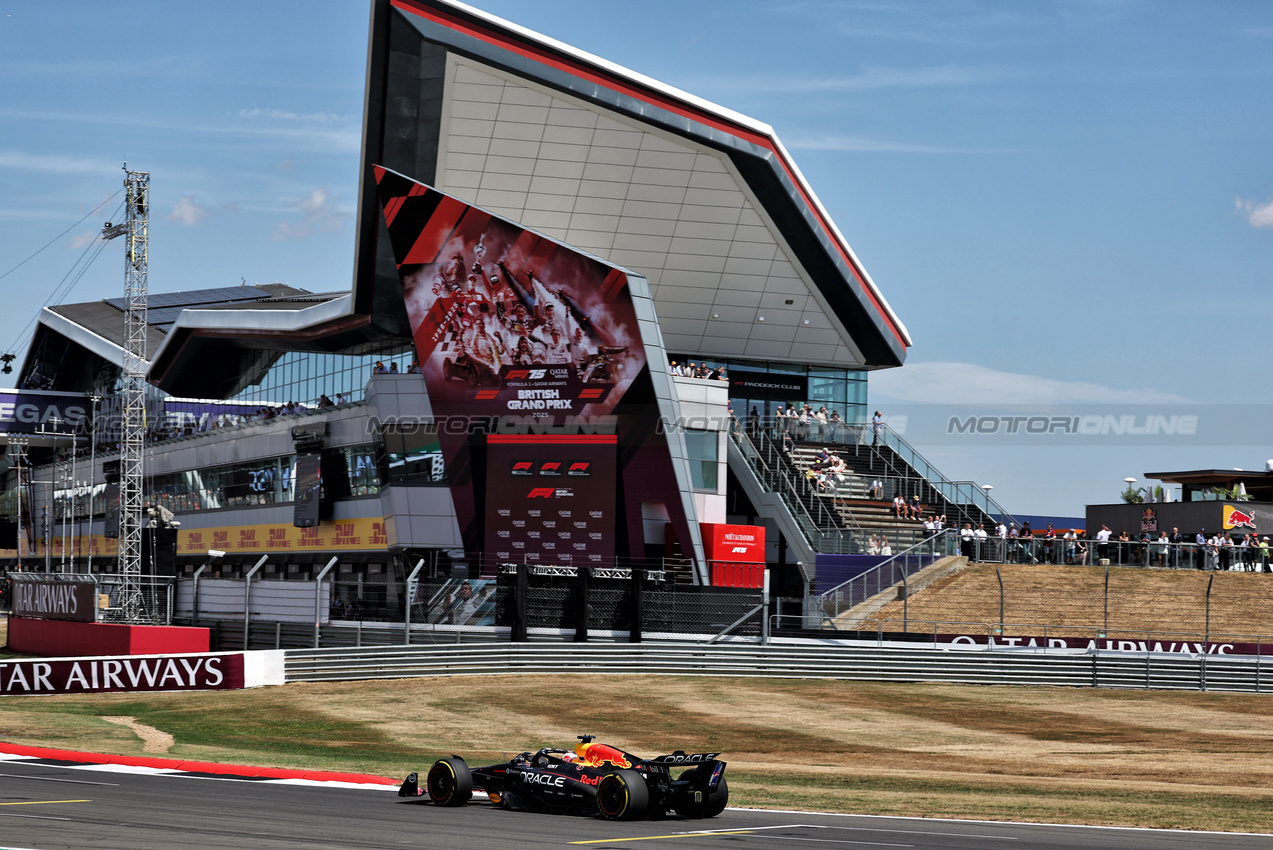 GP GRAN BRETAGNA, Max Verstappen (NLD) Red Bull Racing RB21.

04.07.2025. Formula 1 World Championship, Rd 12, British Grand Prix, Silverstone, England, Practice Day.

- www.xpbimages.com, EMail: requests@xpbimages.com © Copyright: Moy / XPB Images
