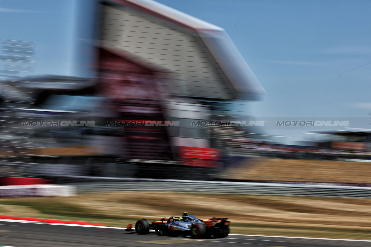 GP GRAN BRETAGNA, Lando Norris (GBR) McLaren MCL39.

04.07.2025. Formula 1 World Championship, Rd 12, British Grand Prix, Silverstone, England, Practice Day.

- www.xpbimages.com, EMail: requests@xpbimages.com © Copyright: Moy / XPB Images