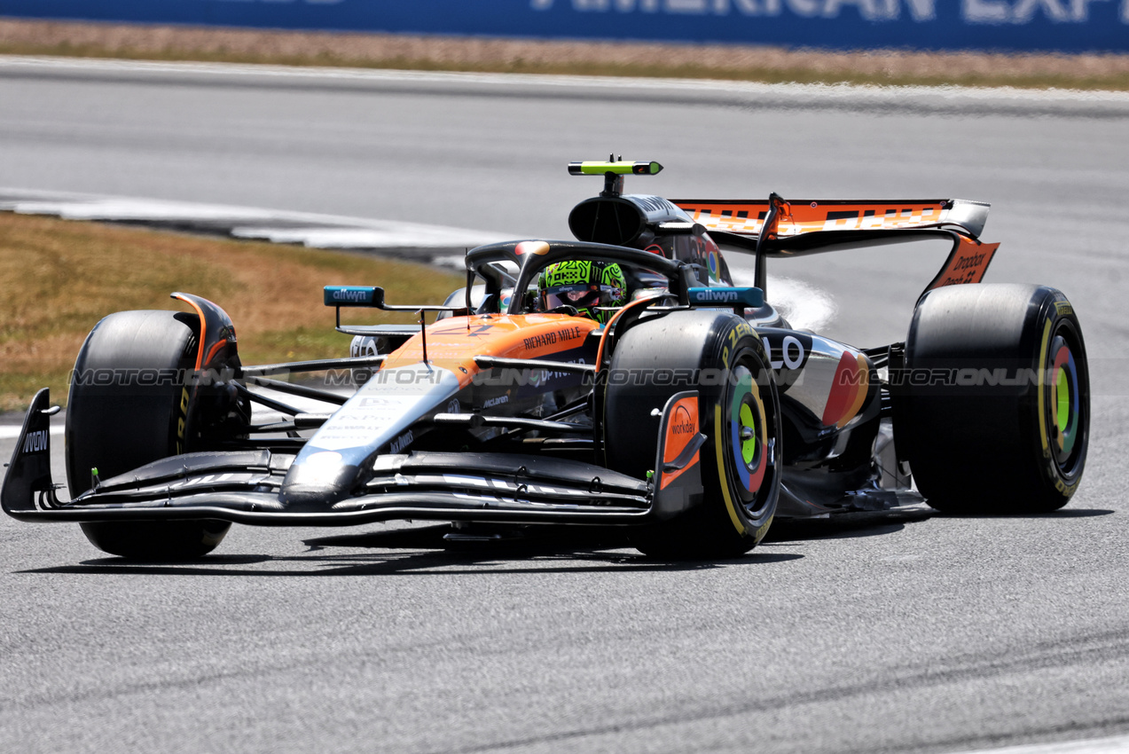 GP GRAN BRETAGNA, Lando Norris (GBR) McLaren MCL39.

04.07.2025. Formula 1 World Championship, Rd 12, British Grand Prix, Silverstone, England, Practice Day.

- www.xpbimages.com, EMail: requests@xpbimages.com © Copyright: Bearne / XPB Images
