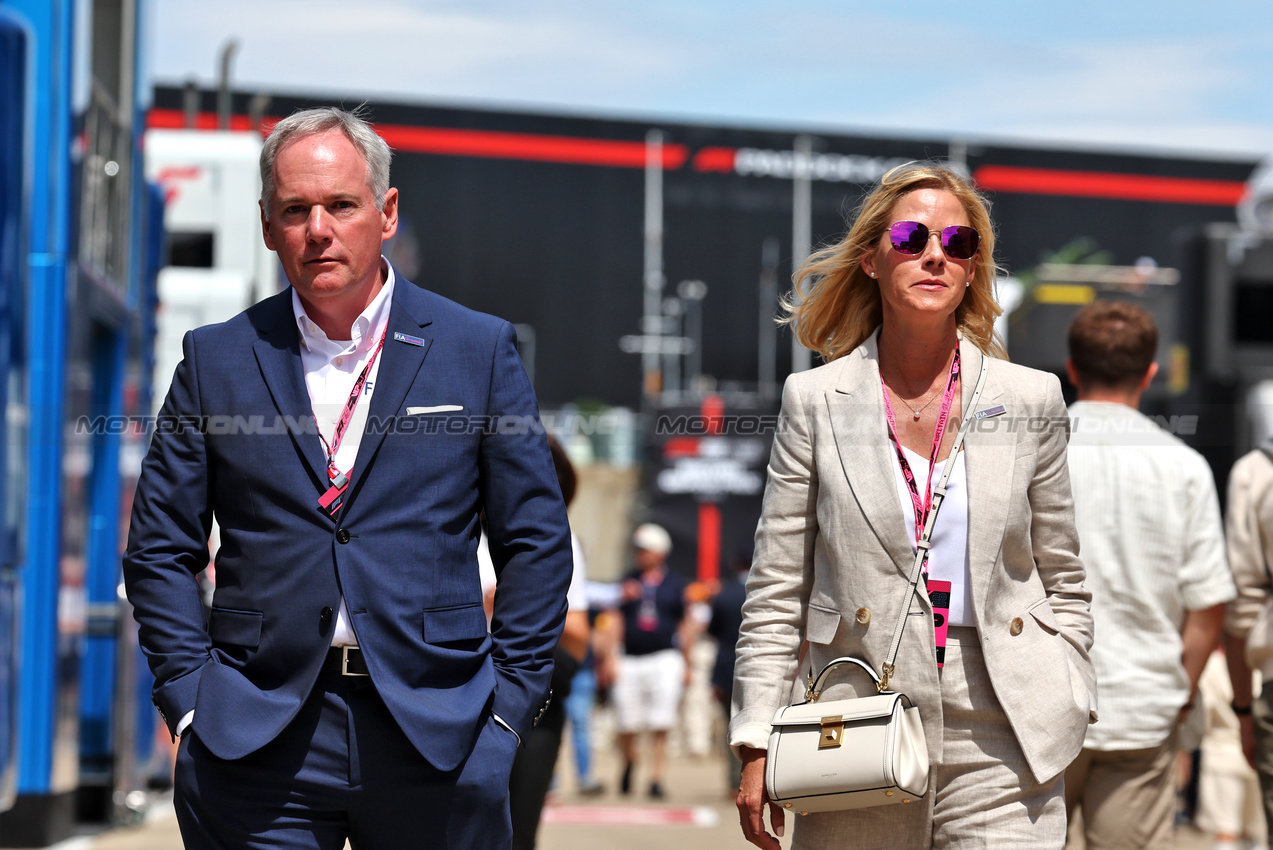 GP GRAN BRETAGNA, Tim Mayer (USA) FIA Forward with sua moglie Katie Kennedy Mayer (USA).

04.07.2025. Formula 1 World Championship, Rd 12, British Grand Prix, Silverstone, England, Practice Day.

- www.xpbimages.com, EMail: requests@xpbimages.com © Copyright: Moy / XPB Images
