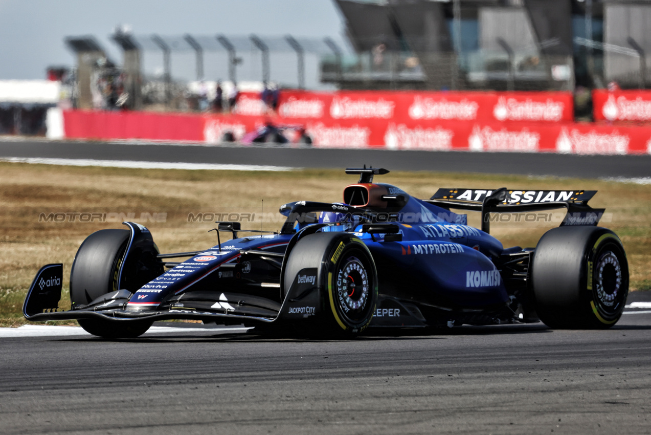 GP GRAN BRETAGNA, Alexander Albon (THA) Atlassian Williams Racing FW47.

04.07.2025. Formula 1 World Championship, Rd 12, British Grand Prix, Silverstone, England, Practice Day.

- www.xpbimages.com, EMail: requests@xpbimages.com © Copyright: Bearne / XPB Images