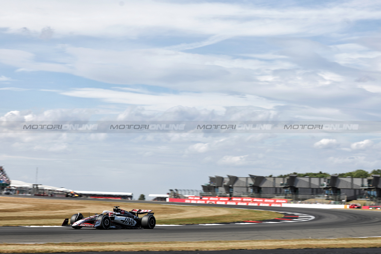GP GRAN BRETAGNA, Esteban Ocon (FRA) Haas VF-25.

04.07.2025. Formula 1 World Championship, Rd 12, British Grand Prix, Silverstone, England, Practice Day.

- www.xpbimages.com, EMail: requests@xpbimages.com © Copyright: Bearne / XPB Images