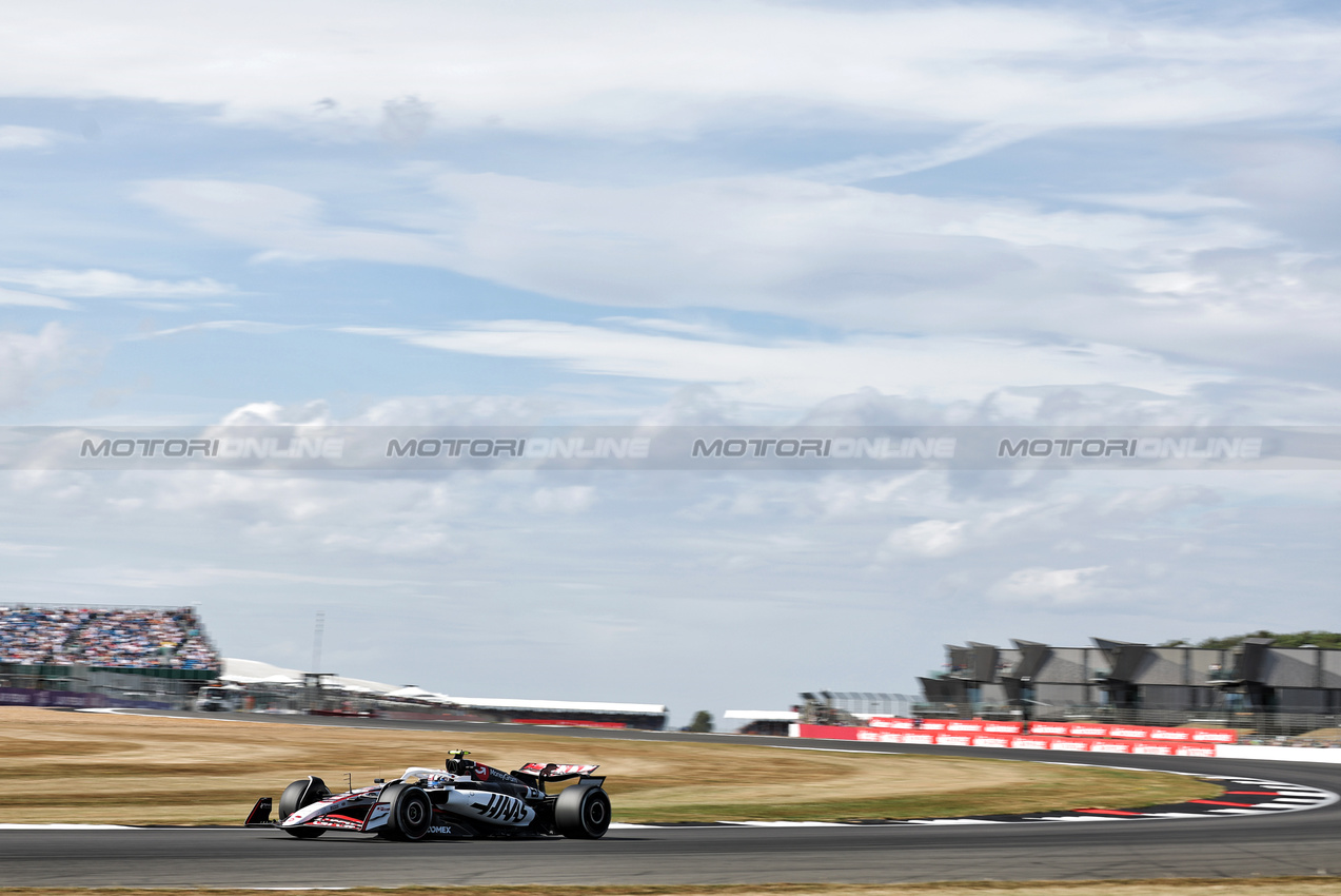 GP GRAN BRETAGNA, Oliver Bearman (GBR) Haas VF-25.

04.07.2025. Formula 1 World Championship, Rd 12, British Grand Prix, Silverstone, England, Practice Day.

- www.xpbimages.com, EMail: requests@xpbimages.com © Copyright: Bearne / XPB Images