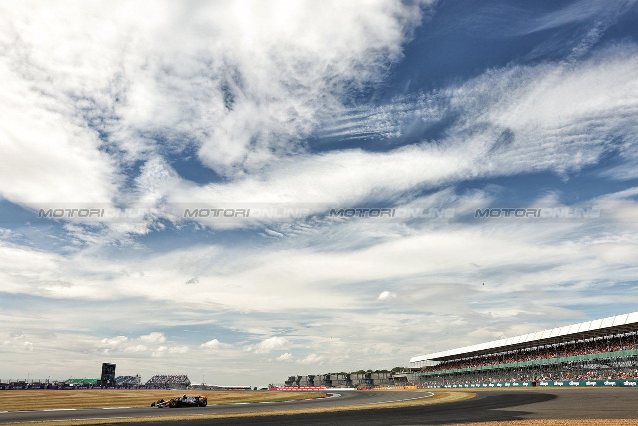 GP GRAN BRETAGNA, Lando Norris (GBR) McLaren MCL39.

04.07.2025. Formula 1 World Championship, Rd 12, British Grand Prix, Silverstone, England, Practice Day.

- www.xpbimages.com, EMail: requests@xpbimages.com © Copyright: Bearne / XPB Images