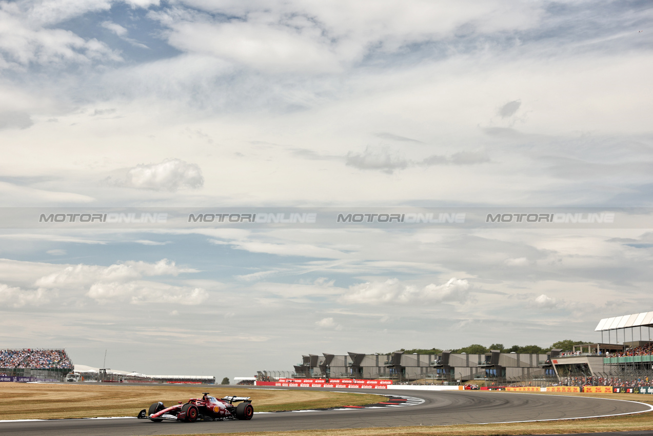 GP GRAN BRETAGNA, Charles Leclerc (MON) Ferrari SF-25.

04.07.2025. Formula 1 World Championship, Rd 12, British Grand Prix, Silverstone, England, Practice Day.

- www.xpbimages.com, EMail: requests@xpbimages.com © Copyright: Bearne / XPB Images