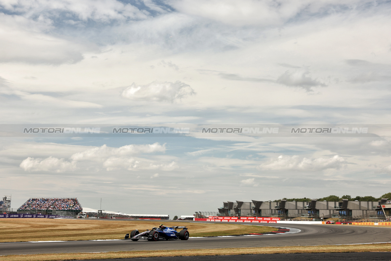GP GRAN BRETAGNA, Carlos Sainz (ESP) Atlassian Williams Racing FW47.

04.07.2025. Formula 1 World Championship, Rd 12, British Grand Prix, Silverstone, England, Practice Day.

- www.xpbimages.com, EMail: requests@xpbimages.com © Copyright: Bearne / XPB Images