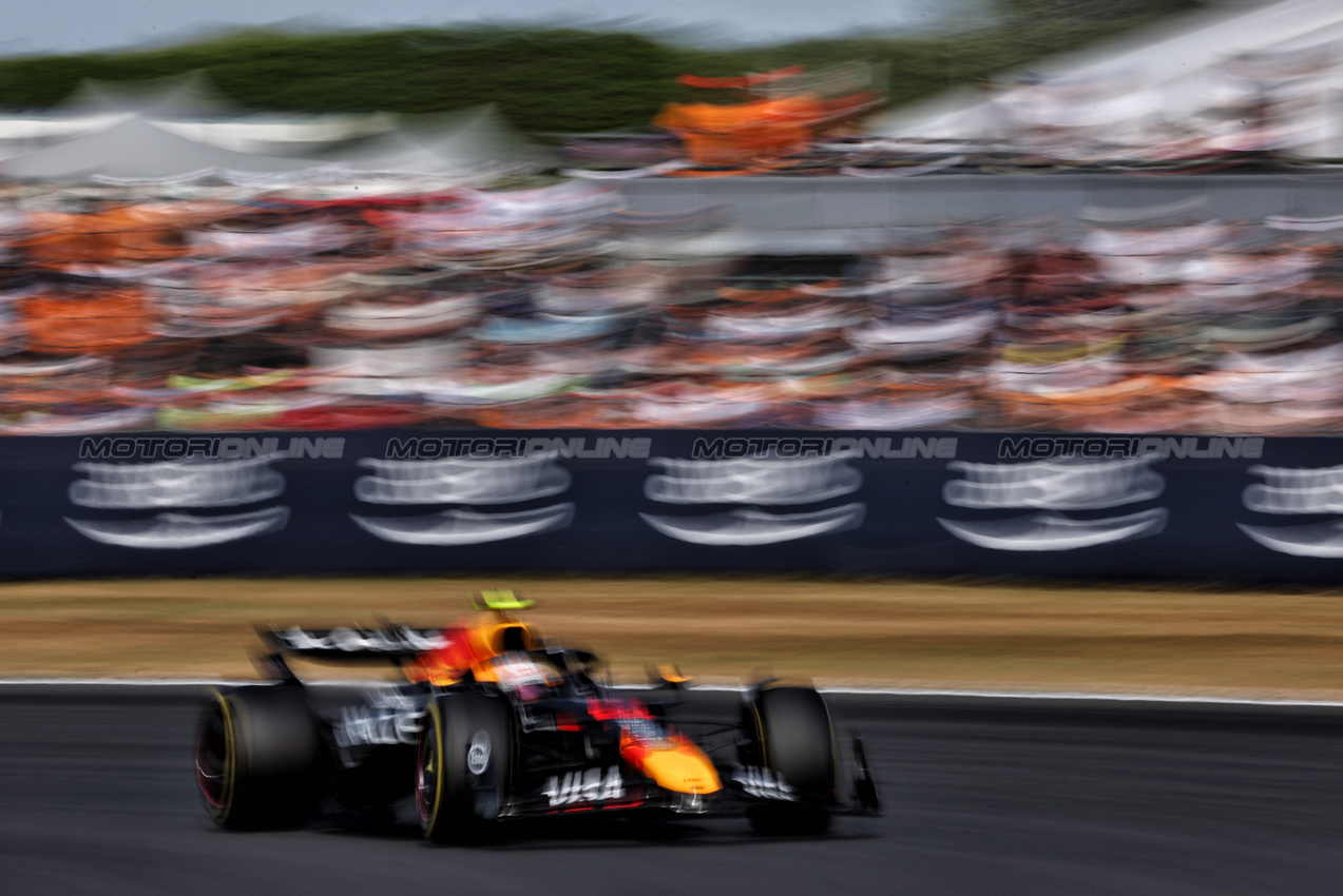 GP GRAN BRETAGNA, Yuki Tsunoda (JPN) Red Bull Racing RB21.

04.07.2025. Formula 1 World Championship, Rd 12, British Grand Prix, Silverstone, England, Practice Day.

- www.xpbimages.com, EMail: requests@xpbimages.com © Copyright: Charniaux / XPB Images