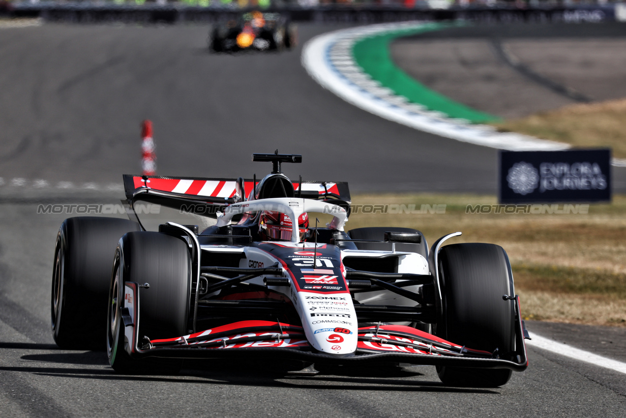 GP GRAN BRETAGNA, Esteban Ocon (FRA) Haas VF-25.

04.07.2025. Formula 1 World Championship, Rd 12, British Grand Prix, Silverstone, England, Practice Day.

- www.xpbimages.com, EMail: requests@xpbimages.com © Copyright: Moy / XPB Images