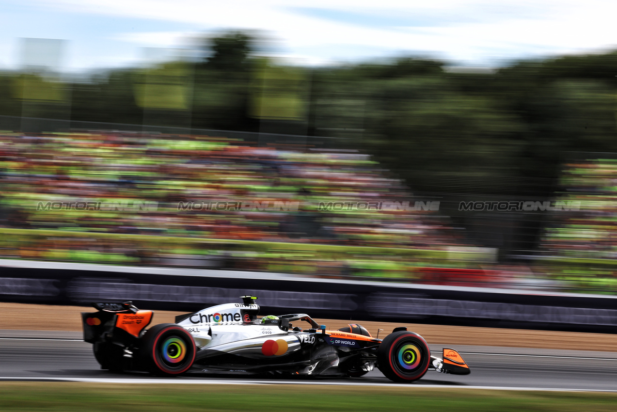 GP GRAN BRETAGNA, Lando Norris (GBR) McLaren MCL39.

04.07.2025. Formula 1 World Championship, Rd 12, British Grand Prix, Silverstone, England, Practice Day.

- www.xpbimages.com, EMail: requests@xpbimages.com © Copyright: Moy / XPB Images