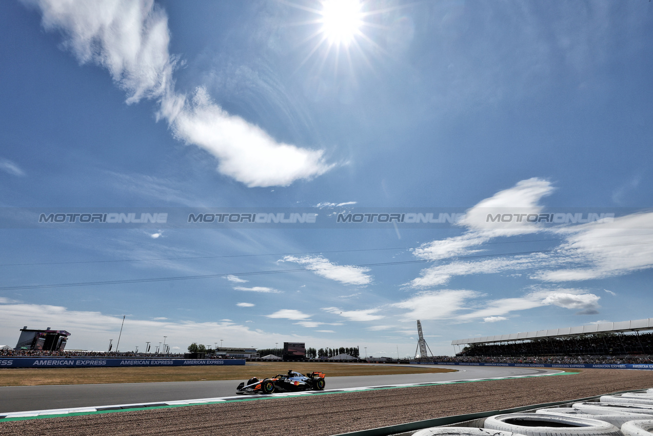 GP GRAN BRETAGNA, Oscar Piastri (AUS) McLaren MCL39.

04.07.2025. Formula 1 World Championship, Rd 12, British Grand Prix, Silverstone, England, Practice Day.

- www.xpbimages.com, EMail: requests@xpbimages.com © Copyright: Bearne / XPB Images