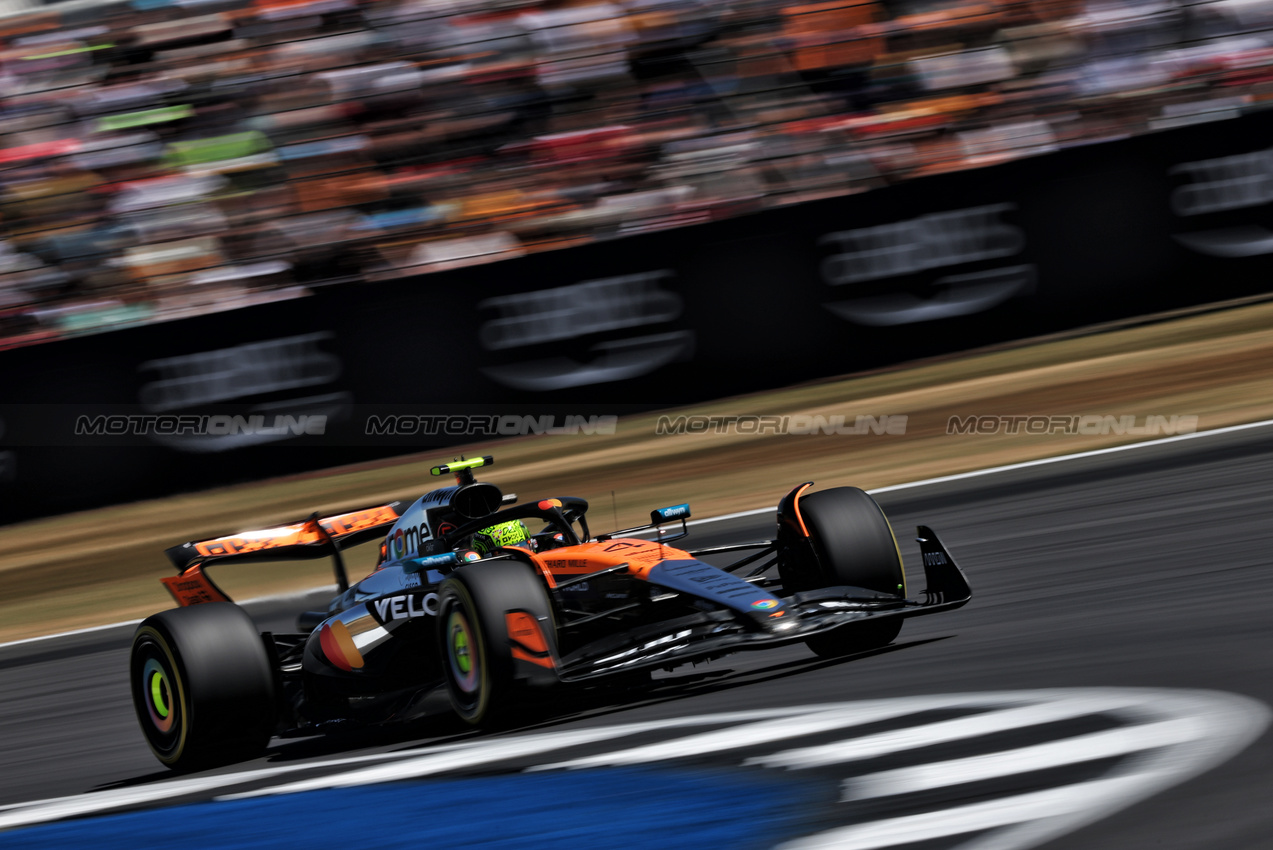 GP GRAN BRETAGNA, Lando Norris (GBR) McLaren MCL39.

04.07.2025. Formula 1 World Championship, Rd 12, British Grand Prix, Silverstone, England, Practice Day.

- www.xpbimages.com, EMail: requests@xpbimages.com © Copyright: Charniaux / XPB Images