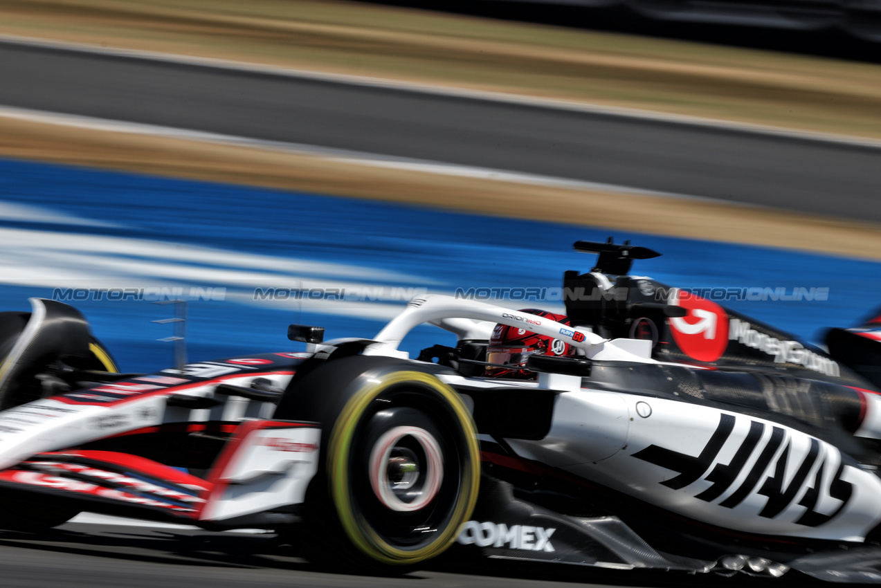 GP GRAN BRETAGNA, Esteban Ocon (FRA) Haas VF-25.

04.07.2025. Formula 1 World Championship, Rd 12, British Grand Prix, Silverstone, England, Practice Day.

- www.xpbimages.com, EMail: requests@xpbimages.com © Copyright: Charniaux / XPB Images