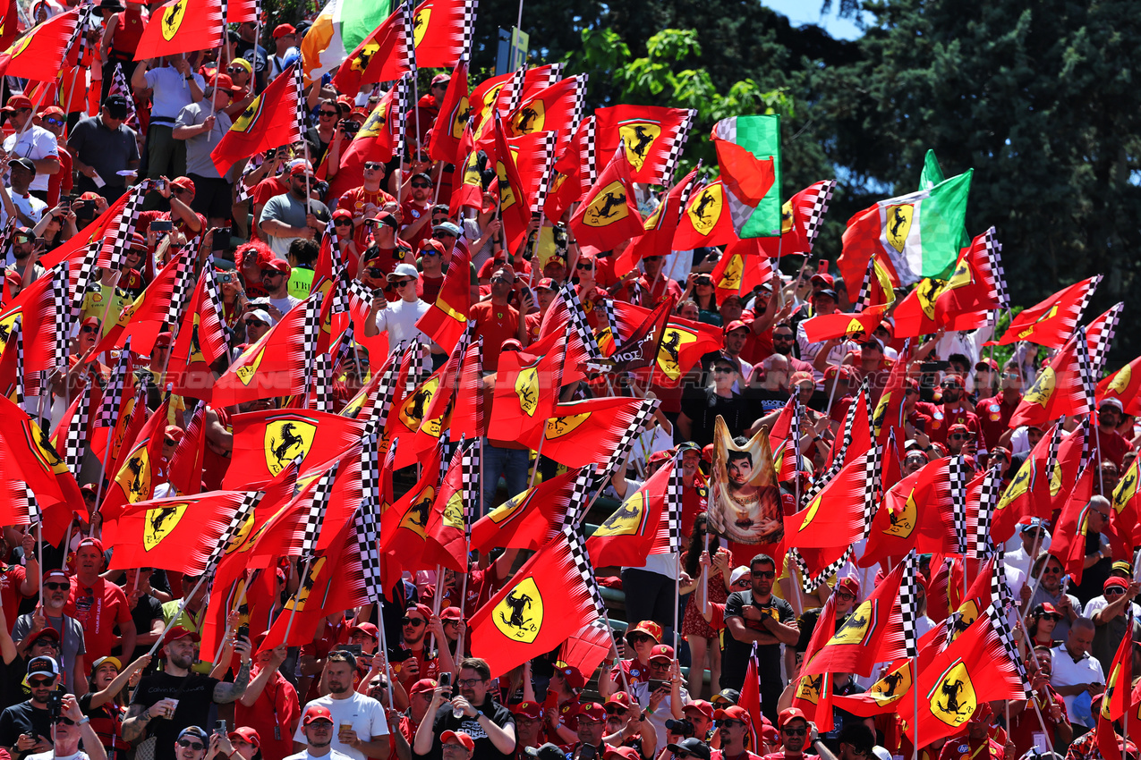 GP IMOLA, Circuit Atmosfera - Ferrari fans in the grandstand.

18.05.2025. Formula 1 World Championship, Rd 7, Emilia Romagna Grand Prix, Imola, Italy, Gara Day.

- www.xpbimages.com, EMail: requests@xpbimages.com © Copyright: Moy / XPB Images