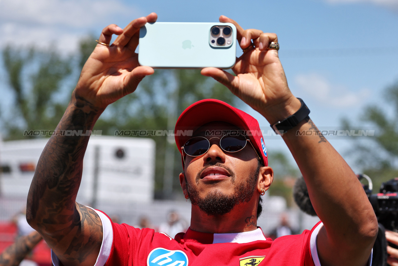 GP IMOLA, Lewis Hamilton (GBR) Ferrari on the drivers' parade.

18.05.2025. Formula 1 World Championship, Rd 7, Emilia Romagna Grand Prix, Imola, Italy, Gara Day.

- www.xpbimages.com, EMail: requests@xpbimages.com © Copyright: Moy / XPB Images