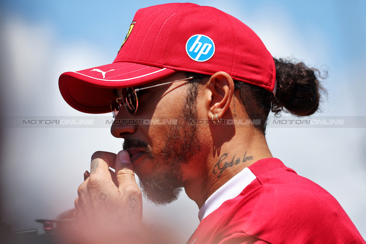 GP IMOLA, Lewis Hamilton (GBR) Ferrari on the drivers' parade.

18.05.2025. Formula 1 World Championship, Rd 7, Emilia Romagna Grand Prix, Imola, Italy, Gara Day.

- www.xpbimages.com, EMail: requests@xpbimages.com © Copyright: Moy / XPB Images