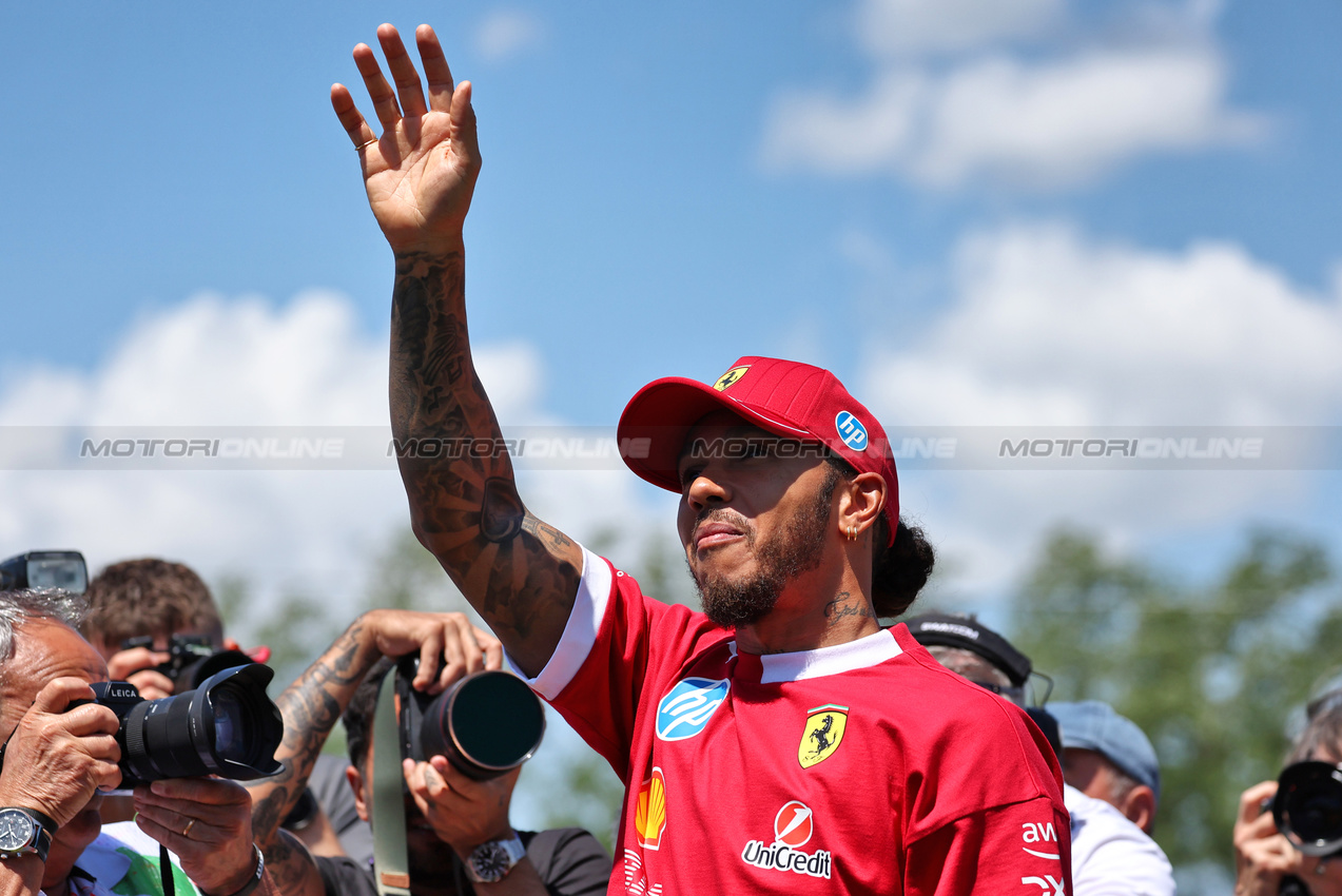 GP IMOLA, Lewis Hamilton (GBR) Ferrari on the drivers' parade.

18.05.2025. Formula 1 World Championship, Rd 7, Emilia Romagna Grand Prix, Imola, Italy, Gara Day.

- www.xpbimages.com, EMail: requests@xpbimages.com © Copyright: Moy / XPB Images