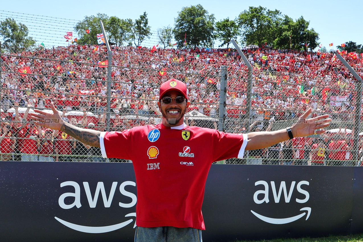GP IMOLA, Lewis Hamilton (GBR) Ferrari on the drivers' parade.

18.05.2025. Formula 1 World Championship, Rd 7, Emilia Romagna Grand Prix, Imola, Italy, Gara Day.

- www.xpbimages.com, EMail: requests@xpbimages.com © Copyright: Moy / XPB Images