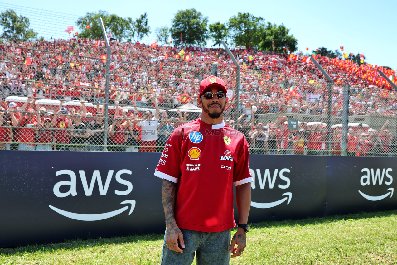 GP IMOLA, Lewis Hamilton (GBR) Ferrari on the drivers' parade.

18.05.2025. Formula 1 World Championship, Rd 7, Emilia Romagna Grand Prix, Imola, Italy, Gara Day.

- www.xpbimages.com, EMail: requests@xpbimages.com © Copyright: Moy / XPB Images