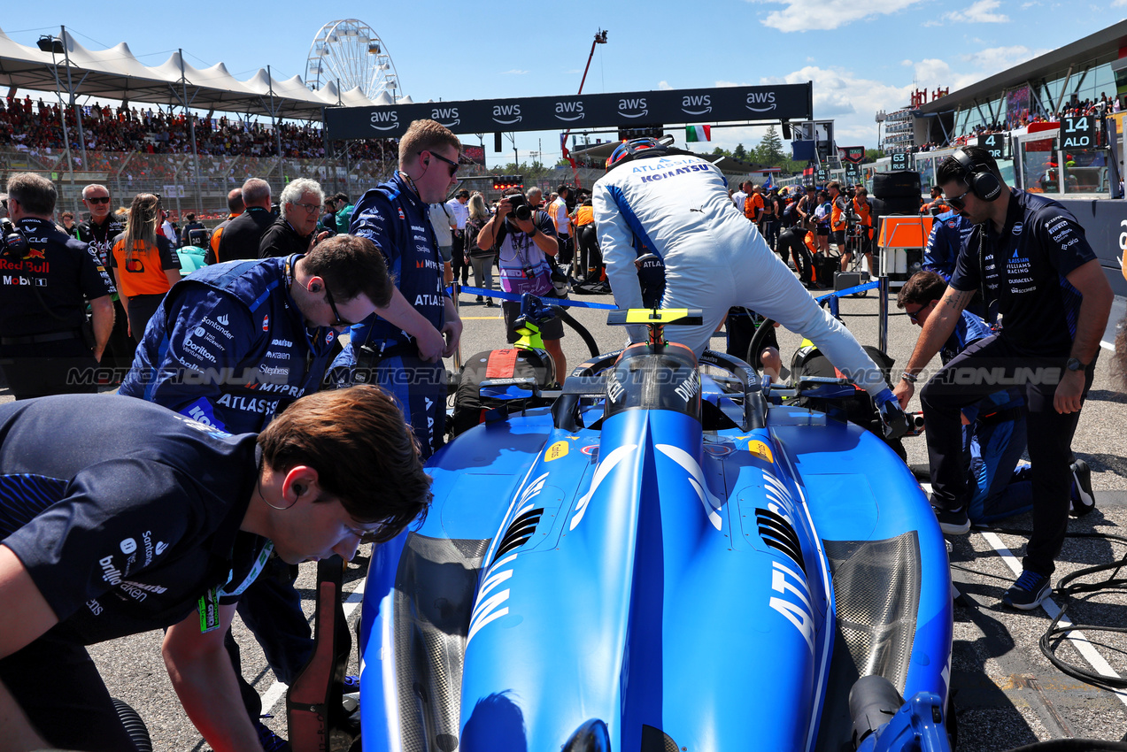 GP IMOLA, Carlos Sainz (ESP) Atlassian Williams Racing FW47 on the grid.

18.05.2025. Formula 1 World Championship, Rd 7, Emilia Romagna Grand Prix, Imola, Italy, Gara Day.

- www.xpbimages.com, EMail: requests@xpbimages.com © Copyright: Batchelor / XPB Images