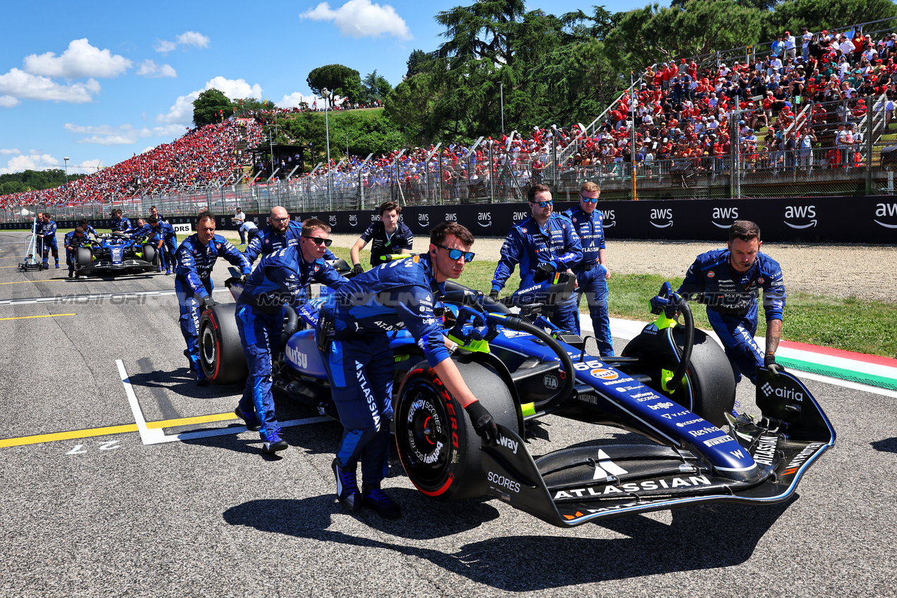 GP IMOLA, Carlos Sainz (ESP) Atlassian Williams Racing FW47 on the grid.

18.05.2025. Formula 1 World Championship, Rd 7, Emilia Romagna Grand Prix, Imola, Italy, Gara Day.

- www.xpbimages.com, EMail: requests@xpbimages.com © Copyright: Batchelor / XPB Images