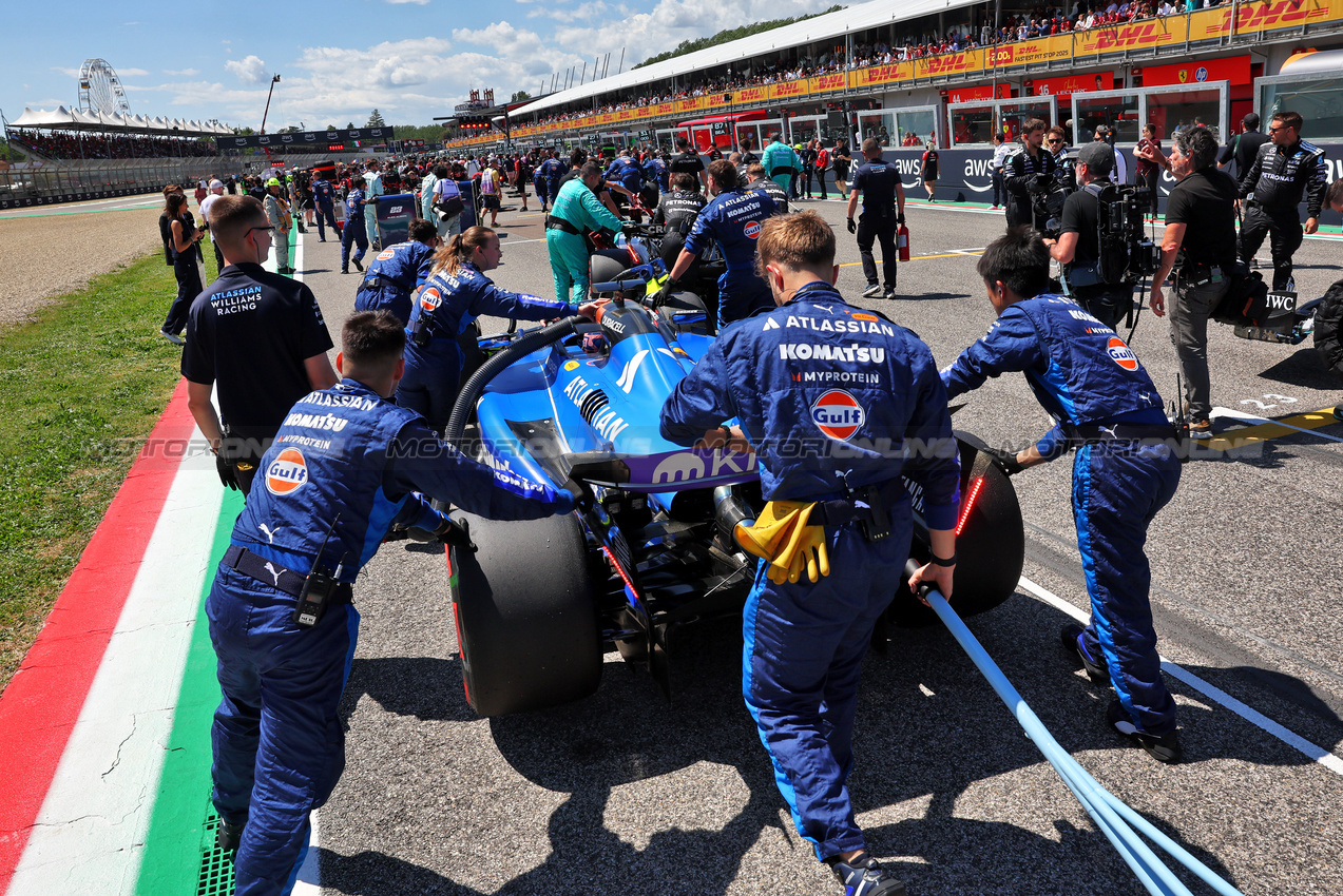 GP IMOLA, Alexander Albon (THA) Atlassian Williams Racing FW47 on the grid.

18.05.2025. Formula 1 World Championship, Rd 7, Emilia Romagna Grand Prix, Imola, Italy, Gara Day.

- www.xpbimages.com, EMail: requests@xpbimages.com © Copyright: Batchelor / XPB Images