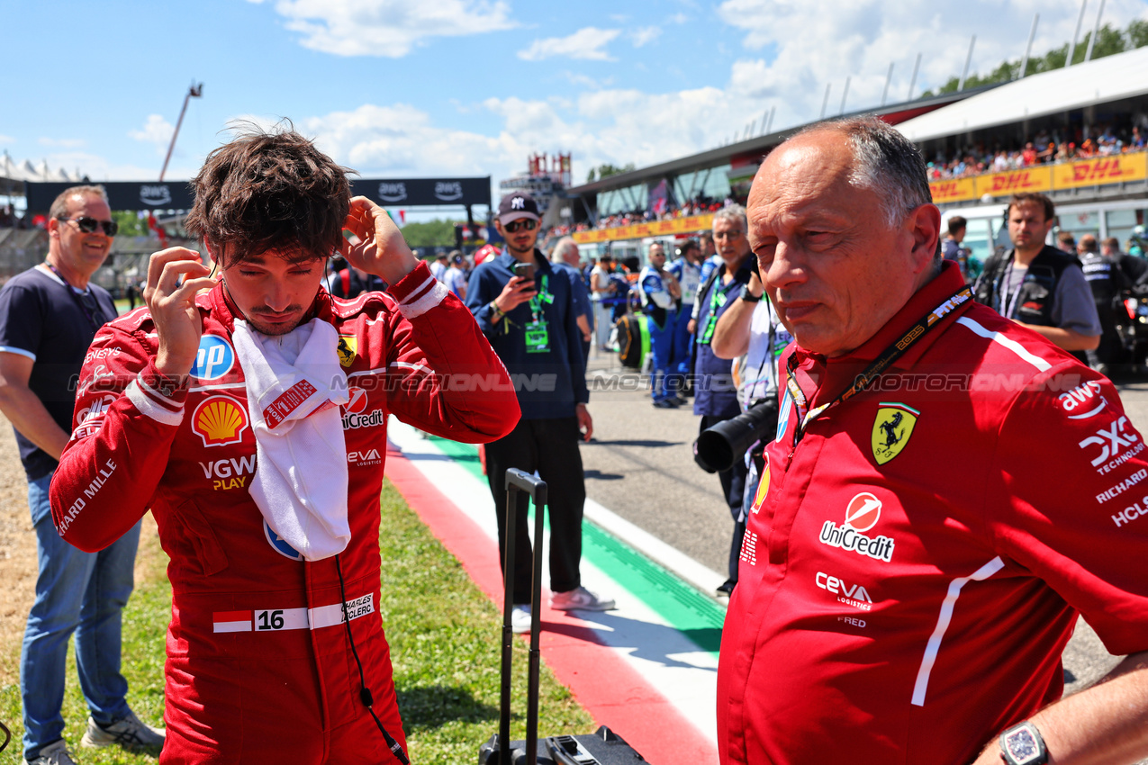 GP IMOLA, (L to R): Charles Leclerc (MON) Ferrari with Frederic Vasseur (FRA) Ferrari Team Principal on the grid.

18.05.2025. Formula 1 World Championship, Rd 7, Emilia Romagna Grand Prix, Imola, Italy, Gara Day.

- www.xpbimages.com, EMail: requests@xpbimages.com © Copyright: Batchelor / XPB Images