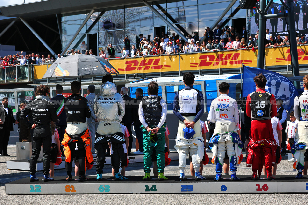 GP IMOLA, Drivers as the grid observes the national anthem.

18.05.2025. Formula 1 World Championship, Rd 7, Emilia Romagna Grand Prix, Imola, Italy, Gara Day.

- www.xpbimages.com, EMail: requests@xpbimages.com © Copyright: Batchelor / XPB Images