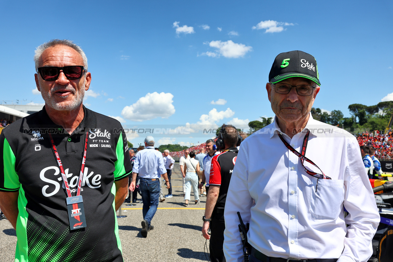 GP IMOLA, (L to R): Beat Zehnder (SUI) Sauber Director of Signature Programs e Operations with Peter Sauber (SUI) Former Sauber Owner on the grid.

18.05.2025. Formula 1 World Championship, Rd 7, Emilia Romagna Grand Prix, Imola, Italy, Gara Day.

- www.xpbimages.com, EMail: requests@xpbimages.com © Copyright: Batchelor / XPB Images